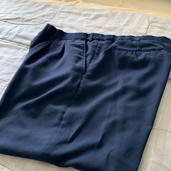 Wrangler perfect fit men’s pants. Polyester and rayon, pleated front. Navy blue - Picture 2 of 2